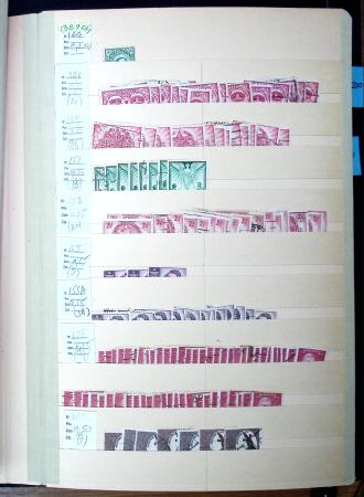 1872-2011 Un albume de stock avec beaucoup de timbres
