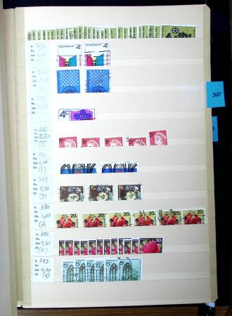 1872-2011 Un albume de stock avec beaucoup de timbres