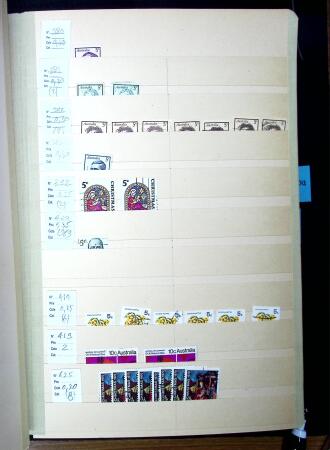 1872-2011 Un albume de stock avec beaucoup de timbres