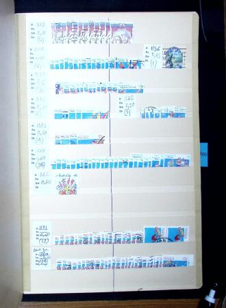 1872-2011 Un albume de stock avec beaucoup de timbres