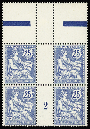 N° 127 25c bleu en bloc de 4 avec millésime 2, trace