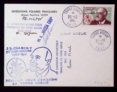 TAAF n°19 OBL CAD "Terre Adélie TAAF" (20.12.1961) sur carte des EPF avec cachet illustré bleu du 1er jour Charcot et différentes griffes dont 11ème expédition, Magga Dan, et signatures dont PE Victor, F.Dijeon et