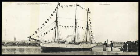 2 cartes postales: "2512 Saint-Malo : le Français du docteur Charcot après le lancement" (1ère édition noir et blanc et 2ème édition colorisée) + maxi carte "Saint Malo vue panoramique prise des chantiers de const