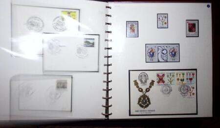 THEMATIC COLLECTION of sea shells in 9 albums