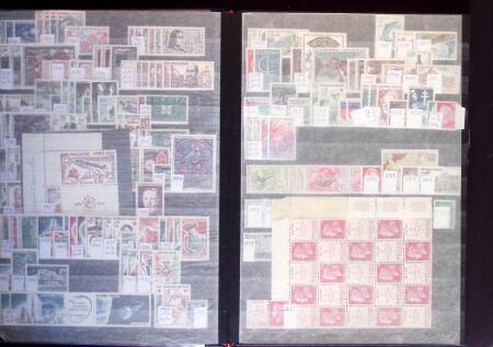 1900-45 Petit stock de neufs en un classeurs, en majorité