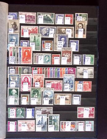 1900-45 Petit stock de neufs en un classeurs, en majorité