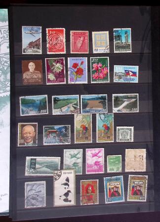 1880-1990, Small lot of foreign in 4 large stockbooks,