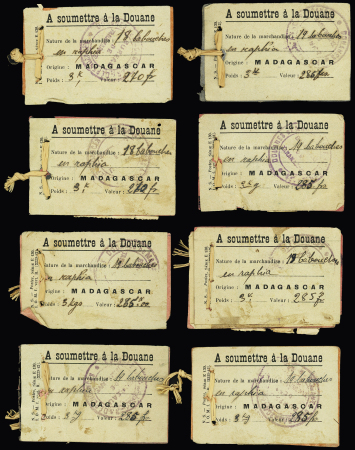 Madagascar : 12 étiquettes de colis avec étiquette de douane et griffe violette "Madagascar et dépendances poste aérienne Tananarive 20FR". Bel ensemble