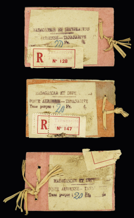 Madagascar : 12 étiquettes de colis avec étiquette de douane et griffe violette "Madagascar et dépendances poste aérienne Tananarive 20FR". Bel ensemble