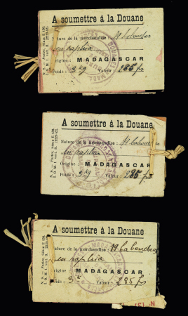 Madagascar : 12 étiquettes de colis avec étiquette de douane et griffe violette "Madagascar et dépendances poste aérienne Tananarive 20FR". Bel ensemble