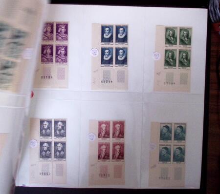 1900-59 Collections de blocs de 4 coins-datés ou