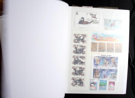 1989-1999 Mint nh collection of DUCKS in 2 stockbooks,