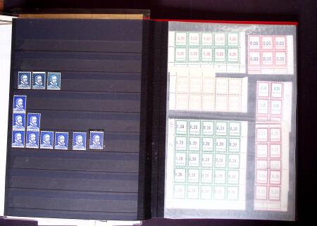 1932-1991 Un classeur de timbres fictifs avec des feuilles