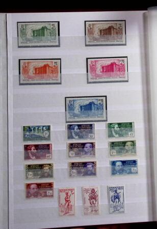 1892-1950 Collection surtout de neufs d'Afrique en 3