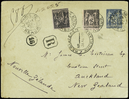 Nouvelle Zélande : n°89 + 97 OBL CAD "Paris 16 R. Réaumur" (1898) sur env. entier postal 15c sage recommandé du 1er échelon de poids (tarif uniqueU.P.U du 1.10.1881) avec grand CAD "Registered Auckland" au recto. RR