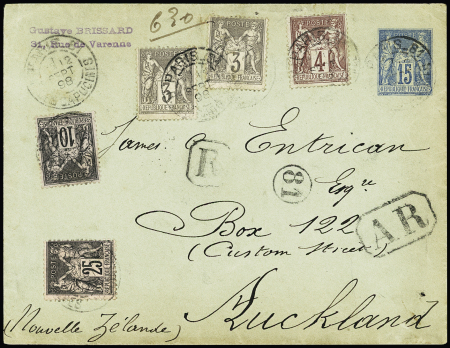 Nouvelle Zélande : n°87, 2 pièces + 88 + 89 + 97 OBL "Paris 81 R. des Capucines" (1898) sur env. entier postal 15c sage recommandée avec AR du 1er échelon de poids pour Auckland, bel affranchissement composé. TB