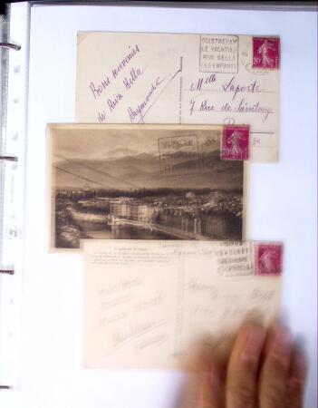 Classeur Vert contenant environs 200 lettres et cartes