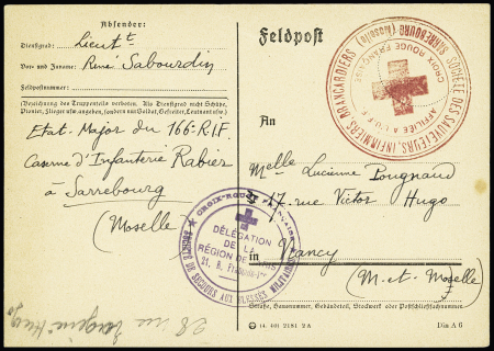 Carte postale FM "Feldpost" d'un prisonnier français à la caserne Rabier à Sarrebourg avec grand cachet rouge "Société des sauveteurs, infirmiers, brancardiers affiliée à l'UFF - Croix-Rouge française de la régi