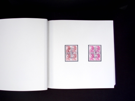 Album de luxe avec boitier offert aux personnalités (avec carte de visite du ministre Louis Mexandeau). 1ère série des timbres Liberté de Delacroix (1982) avec épreuves d'artiste en noir signées Gandon des 5c, 10c,