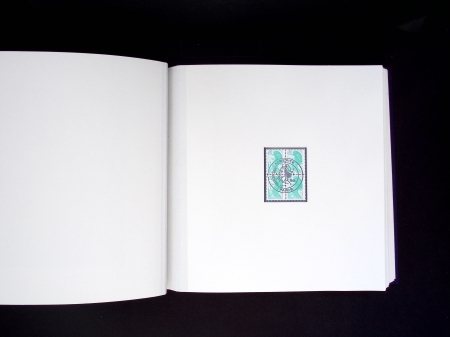 Album de luxe avec boitier offert aux personnalités (avec carte de visite du ministre Louis Mexandeau). 1ère série des timbres Liberté de Delacroix (1982) avec épreuves d'artiste en noir signées Gandon des 5c, 10c,