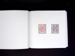 Album de luxe avec boitier offert aux personnalités (avec carte de visite du ministre Louis Mexandeau). 1ère série des timbres Liberté de Delacroix (1982) avec épreuves d'artiste en noir signées Gandon des 5c, 10c,