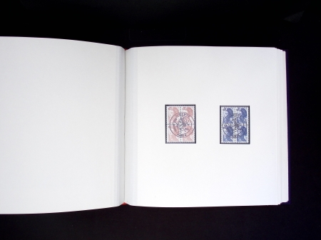 Album de luxe avec boitier offert aux personnalités (avec carte de visite du ministre Louis Mexandeau). 1ère série des timbres Liberté de Delacroix (1982) avec épreuves d'artiste en noir signées Gandon des 5c, 10c,