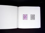 Album de luxe avec boitier offert aux personnalités (avec carte de visite du ministre Louis Mexandeau). 1ère série des timbres Liberté de Delacroix (1982) avec épreuves d'artiste en noir signées Gandon des 5c, 10c,