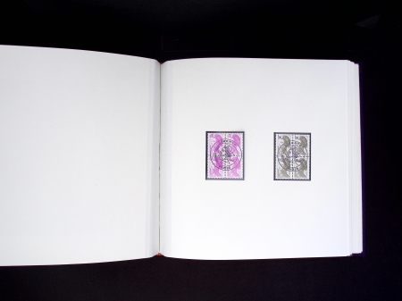 Album de luxe avec boitier offert aux personnalités (avec carte de visite du ministre Louis Mexandeau). 1ère série des timbres Liberté de Delacroix (1982) avec épreuves d'artiste en noir signées Gandon des 5c, 10c,