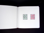 Album de luxe avec boitier offert aux personnalités (avec carte de visite du ministre Louis Mexandeau). 1ère série des timbres Liberté de Delacroix (1982) avec épreuves d'artiste en noir signées Gandon des 5c, 10c,