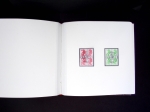 Album de luxe avec boitier offert aux personnalités (avec carte de visite du ministre Louis Mexandeau). 1ère série des timbres Liberté de Delacroix (1982) avec épreuves d'artiste en noir signées Gandon des 5c, 10c,