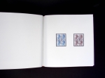 Album de luxe avec boitier offert aux personnalités (avec carte de visite du ministre Louis Mexandeau). 1ère série des timbres Liberté de Delacroix (1982) avec épreuves d'artiste en noir signées Gandon des 5c, 10c,