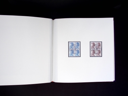 Album de luxe avec boitier offert aux personnalités (avec carte de visite du ministre Louis Mexandeau). 1ère série des timbres Liberté de Delacroix (1982) avec épreuves d'artiste en noir signées Gandon des 5c, 10c,