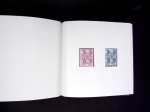 Album de luxe avec boitier offert aux personnalités (avec carte de visite du ministre Louis Mexandeau). 1ère série des timbres Liberté de Delacroix (1982) avec épreuves d'artiste en noir signées Gandon des 5c, 10c,