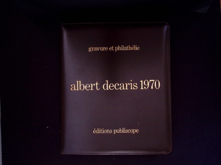 Album en cuir brun avec boitier "Gravure et philatélie - Albert Decaris 1970" (éditions Publiscope) contenant les gravures des timbres de Decaris avec OBL 1er jour. TB