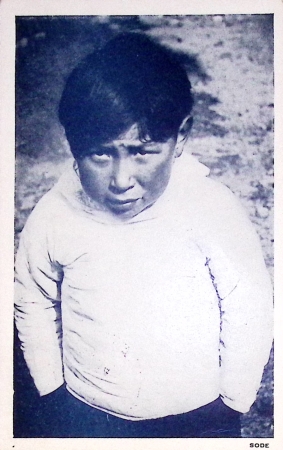 Groenland n°7 OBL Jakobshavn (mai 1949) sur carte postale représentant un enfant eskimo avec grand cachet bleu des Missions PEV Arctique - Antarctique, signée de l'éntomologiste Hubert de Lesse. TB