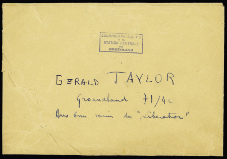 Pli de service non affranchi adressé à Gérald Taylor avec cachet rect bleu "Courrier parachuté à la station centrale du Groenland". B/TB
