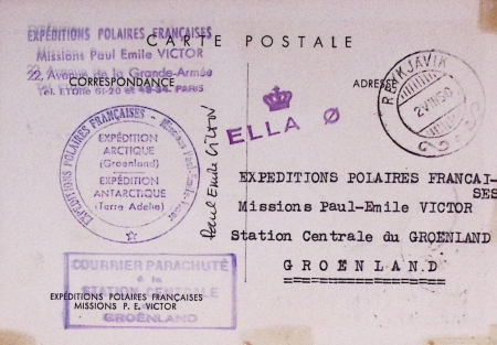 N°829 OBL Paris (19.6.1950) avec CP aurore boréale avec au verso CAD "Reykjavik" (2.8.50) + 3 cachets diff dont cachet rect violet "Courrier parachuté à la station centrale du Groenland". Traces de scotch en coin, TB
