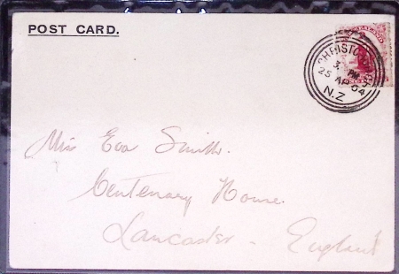 Carte postale (série 3, N°4) représentant un ours polaire et le drapeau anglais sur la banquise avec cachet privé "Antarctic Expon 1901 Discovery " AFF Nouvelle Zélande n°113 OBL Christchurch (25.4.1904) sur carte