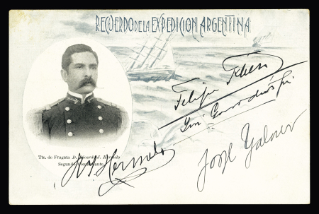Carte postale "Recuerdo de la expedicion argentina" (1903) avec en médaillon le lieutenant de frégate D.Ricardo J.Hermelo, commandant en second avec signatures autographes de Felipe Fliess, Jose Gorrochategui, Ricardo 