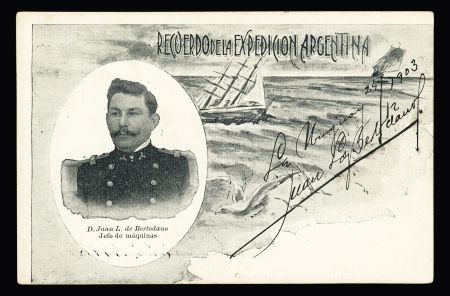Carte postale "Recuerdo de la expedicion argentina" (1903) avec en médaillon D.Juan L de Bertodano, chef des machines avec sa signature autographe et mention "La Uruguay 24 dec 1903". TB