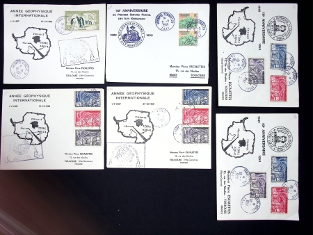 Bon lot de 20 plis Pierre Escalettes dont AGI 1958 et 50e anniversaire Service postal Kerguelen (1959), 25e anniversaire Charcot AFF TAAF n°19 (3 lettres AFF TAAF PA N°2, 50F manchots). TB