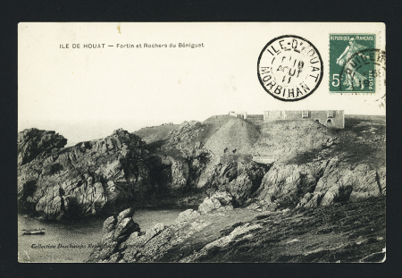 Ile d'Houat : carte postale AFF n+137 avec à côté CAD sémaphorique "Ile d'Houat Morbihan" (avec un "T" à la place de la levée). Rare et TB