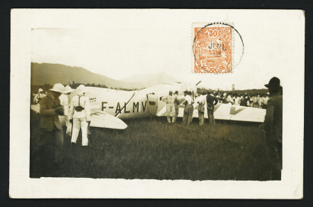 CP représentant l'avion de De Verneilh accidenté à Nouméa. OBL (1932). TB