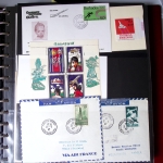 Album Safe brun-rouge contenant 143 plis d'aviation dont 2 CP de nouvel an Air France, vols Caravelle, Concorde et divers