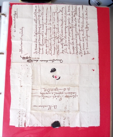 Bel album brun simili-cuir Leuchtturm avec boitier contenant 37 marques postales de Chateauroux + 6 décrets et documents dont plis de la Révolution Française. A étudier. TB