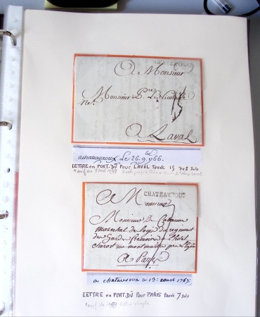Bel album brun simili-cuir Leuchtturm avec boitier contenant 37 marques postales de Chateauroux + 6 décrets et documents dont plis de la Révolution Française. A étudier. TB
