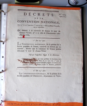 Bel album brun simili-cuir Leuchtturm avec boitier contenant 37 marques postales de Chateauroux + 6 décrets et documents dont plis de la Révolution Française. A étudier. TB