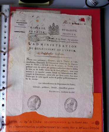 Bel album brun simili-cuir Leuchtturm avec boitier contenant 37 marques postales de Chateauroux + 6 décrets et documents dont plis de la Révolution Française. A étudier. TB
