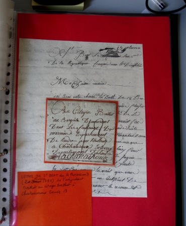 Bel album brun simili-cuir Leuchtturm avec boitier contenant 37 marques postales de Chateauroux + 6 décrets et documents dont plis de la Révolution Française. A étudier. TB