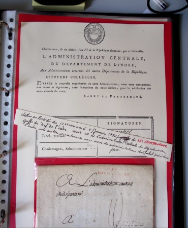 Bel album brun simili-cuir Leuchtturm avec boitier contenant 37 marques postales de Chateauroux + 6 décrets et documents dont plis de la Révolution Française. A étudier. TB